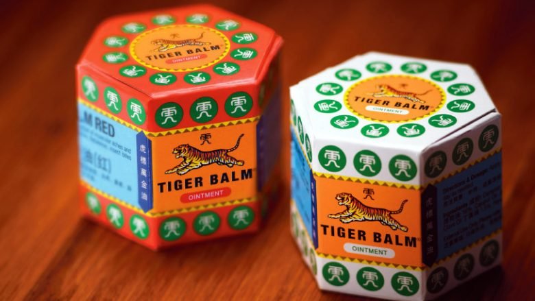 Tiger Balm está elaborado a base de plantas naturales. En concreto, Alcanfor, utilizado desde la antigüedad para el alivio de molestias cutáneas; Mentol, que proporciona una sensación de alivio y frescor inmediato; Cajeput, su esencia es conocida por sus propiedades calmantes; Clavo, muy utilizado en el sudeste aisático, China e Indonesia por sus propiedades calmantes sobre el sistema locomotor y Canela china, que se emplea para mitigiar molestias articulares y musculares. Para sentir sus beneficios en nuestro cuerpo, basta con aplicar una capa de bálsamo sobre la zona afectada y masajear hasta su completa absorción. La sensación de alivio, ya sea por su embriagador aroma o por el poder de la naturaleza, es inmediata. Elige el tuyo Existen dos tipos de Bálsamo de Tigre; Rojo, de efecto calor y Blanco, de efecto frío. La variedad Roja contiene más cantidad de aceite de canela y es muy útil en el tratamiento de molestias articulares y musculares, reumáticas, para dar masajes tras la práctica deportiva y para aliviar la zona tras picaduras de insectos. La Blanca tiene una fórmula más rica en menta, que aporta una sensación de frescor al instante, y se utiliza mucho para tratar migrañas y cefaleas, contusiones, torceduras, para la congestión nasal y para mejorar la recuperación de la musculatura tras hacer deporte.