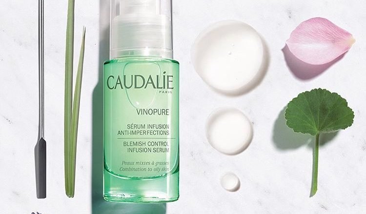 Seleccionar ingredientes eficaces de origen natural La naturaleza rebosa de activos con propiedades beneficiosas para nuestra piel. En Caudalie, damos prioridad a los activos de origen natural y que respetan el medio ambiente y tu piel :   Los extractos de vid y de uva patentados con la Harvard Medical School procedentes de viñedos franceses (Burdeos, Champagne, Borgoña). La vid es una riqueza inagotable y nuestra primera fuente de inspiración. Los aceites, ceras y mantecas vegetales y los aceites esenciales Las aguas florales y vegetales Los extractos de plantas y de frutos con diversas propiedades cosméticas   Más información sobre nuestros ingredientes 2 No utilizar nunca ingredientes dudosos o perjudiciales Conservantes potencialmente disruptores endocrinos parabenos, fenoxietanol ingredientes de origen animal lanolina, queratina, cochinilla, escualano animal aceites minerales (derivados petroquímicos) vaselina, parafina agente irritante y contaminante lauril sulfato sódico 3 Nuestro compromiso: una transparencia total Intentamos acercarnos al 100% natural, sin sacrificar eficacia y sensorialidad. or eso, nos permitimos el uso de ingredientes sintéticos cuando son buenos y necesarios. La búsqueda de naturaleza y de eficacia implica una mejora permanente de nuestras fórmulas a través de nuevas investigaciones. He aquí los ingredientes sintéticos que podrás encontrar en cantidad ínfima en algunos de nuestros productos : Las moléculas biotecnológicas, por su eficacia antiedad Los perfumes, para la sensorialidad de los productos Los conservantes, autorizados por el organismo de certificación biológico, para preservar óptimamente las fórmulas Ciertos filtros solares, para proteger tu piel Nuestro compromiso ecológico Nuestra apuesta por la naturaleza también se manifiesta en nuestro compromiso ecológico. Financiamos asociaciones que actúan en pro de la reforestación y de la protección de los árboles, y con ello deseamos devolver a la naturaleza un poco de lo que ella nos da cada día. Con "1% for the Planet", actuamos en pro de la reforestación. Como empresarios, Mathilde y Bertrand desean compensar nuestra huella de carbono mediante acciones concretas en favor del planeta. Plantando árboles en distintas regiones del mundo, Caudalie contribuye en la medida de su capacidad a restaurar un ecosistema dañado. Desde 2012, Caudalie dona el 1% de su volumen de facturación a asociaciones protectoras del medio ambiente para la reforestación. Somos el mayor contribuyente de la industria cosmética mundial al "1% for the Planet" y esperamos inspirar a otras empresas para que se unan a este movimiento. DESCUBRE NUESTROS COMPROMISOS ECOLÓGICOS Los pequeños gestos diarios Elegir papel o madera FSC para nuestros envases, nuestros tapones de madera y nuestros folletos, plásticos reciclados o de base biológica para nuestros tubos, reciclar las aguas residuales del Spa, utilizar tintas vegetales para imprimir nuestras cajas… Estamos convencidos de que estas pequeñas acciones realizadas a diario también son importantes para preservar el medio ambiente. Te invitamos a ayudarnos en nuestras acciones llevando tus productos vacíos a nuestras boutiques para que puedan ser reciclados a través de Terracycle, nuestro colaborador en esta operación. Nova gamma Vinopure de Caudalie, tractament facial a basa de plantes per les imperfeccions. Sense parabens i sense productes tòxics. Només plantes per cuidar la teva pell.  Nouvelle gamme Vinopure de chez @caudalie, traitement à base de plantes pour lutter contre les imperfections. Sans parabènes, pas de phthalates, rien de toxique, que des bonnes plantes pour prendre soin de votre peau. 