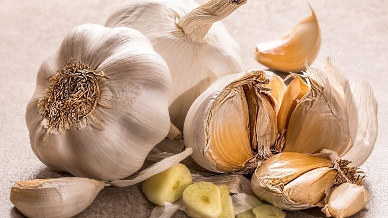 El ajo es una de las medicinas más poderosas de la naturaleza. Las maravillosas propiedades anti bacterianas y fungicidas de este ingrediente ayudan a combatir la congestión nasal. Prepara una infusión con algunos dientes de ajo, agua caliente y una cucharada de miel, y bébela a diario hasta mejorar los síntomas.