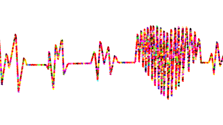 ¿A qué hora conviene tomarse la presión arterial? ​La presión arterial es variable a lo largo de todo el día en función de diversas circunstancias, como estado anímico, esfuerzos, consumo de cafeína, relajación, y aparte tiene una variación natural a lo largo de todo el día que hacen que escoger el mejor momento para mirarse la presión no sea muy sencillo. El protocolo recomendable para valorar adecuadamente nuestra presión es el que se conoce como protocolo de AMPA. Consiste en hacer medidas de 3 a 7 días consecutivos por la mañana antes de tomar la medicación (si es el caso) y por la noche, haciendo cada vez 3 medidas separadas entre ellas como mínimo un minuto. Hay que hacer la media entre las medidas rechazando el primer día y la primera de cada grupo de medidas. Y el resultado correcto es que la media esté por debajo de 135/85. Existen aparatos que ya hacen esto de forma automática.