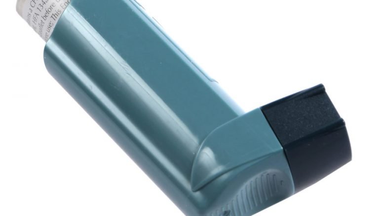 Las 5 preguntas más frecuentes referentes al uso de inhaladores 1- ¿Por qué nos dan un tipo u otro de inhalador? Existen diferentes dispositivos-inhaladores para administrar la medicación de forma inhalada. El médico nos manda uno u otro dependiendo de la edad, capacidad pulmonar inspiratoria, características individuales y preferencias personales. Los hay de polvo multidosis (Accuhaler, Turbuhaler,...), de polvo unidosis (Handihaler, Breezhaler,...), en cartucho presurizado (el "típico" inhalador de "botella metálica", el más usado),... 2- ¿Importa el orden? Si. Importa y mucho. Si en un momento concreto del día coinciden 2 o más inhaladores, debemos conocer cuál debemos usar primero y por qué. Tu médico, enfermera o farmacéutico te pueden ayudar si no lo recuerdas. 3- ¿Por qué debo enjuagarme la boca después de usarlos? Efectivamente, recomendamos que se enjuague la boca después del uso de los inhaladores (si son varios, al final de toda la secuencia). En realidad sólo es imprescindible (o "altamente recomendable") en el caso de que los inhaladores contengan corticoide en su composición debido a que su uso prolongado puede favorecer la aparición de candidiasis en la boca (lengua blanca,...). Pero por recomendación general, aconsejamos el enjuague de agua con gargarismos después de cualquier inhalador, sea cual sea su composición, para limpiar los restos de medicamento que hayan podido quedar en la boca y/o garganta. 4- ¿Por qué me han recomendado una cámara de inhalación? Las cámaras son unos aparatos que se ponen entre la boca y el inhalador de cartucho presurizado. Su función es la de facilitar el uso de este tipo de inhaladores ya que si se administran solos requieren de una técnica depurada y coordinada para que realmente el medicamento llegue a los pulmones. Los pacientes más "entrenados" los utilizan cómodamente (la experiencia es una gran ventaja), pero hay casos concretos en los se recomienda la cámara para facilitar la maniobra de inhalación (quizá por un resfriado tengamos menos capacidad de inspiración, o la edad del paciente -bebé, niño o anciano-, etc). 5- ¿Por qué aunque me encuentre bien debo continuar usándolos? La terapia inhalada se puede recomendar en tratamientos corto o largos, depende del motivo por el que nos los recomienden. Si es por un período corto, solemos cumplir sin problemas; pero si nos los recomiendan para 6 meses, 1 año o de forma crónica -mucho tiempo-, suele aparecer esta pregunta. Respondiendo a la pregunta: La razón por la que uno se encuentra bien es precisamente por que usa la medicación. Si la dejamos, volveremos a ahogarnos, a tener "pitos", a toser,... Cumplir con la pauta que nos da el médico es la mejor manera de encontrarnos bien.