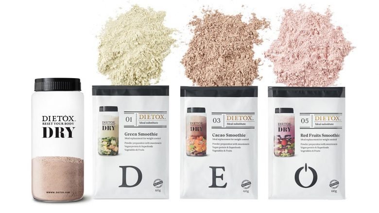 Mezcla, combina y diseña tu propia dieta de smoothies sustitutivos. Tú controlas cuándo quieres compensar los excesos de una cena que se te fue de las manos o cuándo decides hacer una comida ligera y sana, sin complicaciones. No tienes que planificar nada, guarda tu surtido Smoothie MIX en la despensa y acude a él siempre que lo necesites. Tienes 3 composiciones distintas para elegir: Green Smoothie, Red Fruits Smoothie y Cacao Smoothie, todas a base de fruta, verdura, proteína vegana y superalimentos en polvo, extraído directamente del producto fresco mediante un proceso de deshidratación.