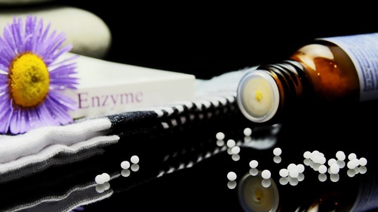 Homeopatía: la evidencia científica que necesitan los escépticos Mientras los grandes medios de comunicación vomitan día sí día no sus titulares tendenciosos e injuriosos contra la homeopatía, en San Sebastián 160 médicos asistían a la I Jornada sobre Evidencias Científicas en Homeopatía. (1)Porque frente a la corriente que intenta desacreditar esta disciplina, detrás de ella hay muchísima práctica clínica, médicos que la ejercen con muchos años de estudios y ejercicio a sus espaldas, infinidad de pacientes satisfechos… y ciencia, mucha ciencia.En Tener S@lud hemos vivido el congreso desde dentro y vamos a contarle lo que allí ha ocurrido. Porque queremos que usted esté informado de lo que jamás le van a contar los otros medios de comunicación, tan solo empeñados en desacreditarla. Así podrá extraer sus propias conclusiones, que podrá compartir con nosotros al final de este e-mail. Le presento al Dr. Fisher, el médico (homeópata) de la Reina de Inglaterra Seguramente al Dr. Fisher no le gustaría que le presentaran de esa forma. Y es que su currículum es lo suficientemente deslumbrante por sí solo. Entre otras cosas, es director de investigación del Royal London Hospital for Integrated Medicine de Reino Unido (uno de los principales hospitales de medicina integrativa de Europa) y miembro del Consejo de Expertos en Medicina Tradicional y Complementaria de la Organización Mundial de la Salud (OMS). Es uno de los mayores expertos europeos en la materia. Pero reconocerá conmigo que ser el médico personal de la monarca más longeva del mundo (en activo a sus 91 años) es algo que no puede dejar de mencionarse. La familia real británica lleva tratándose con homeopatía desde hace varias generaciones, desde la época de la reina Victoria.Pero obviamente no fue de sus ilustres pacientes de lo que el Dr. Fisher (el del centro en la imagen de arriba) fue a hablar a San Sebastián. Su intervención se centró en desmenuzar los últimos avances científicos a nivel internacional en la materia.No quiero abrumarle y no voy a detallarle todos, pero como pincelada debe saber que la base de datos científica Core-Hom (que recoge todo lo que se publica al respecto en publicaciones científicas y médicas) contiene a día de hoy 1.137 ensayos clínicos, 489 de ellos aleatorizados. Además, 534 son ensayos controlados frente a placebo y 174 ensayos comparativos frente a tratamientos convencionales. Cualquiera que tenga interés puede entrar en la base de datos online y comprobarlo. (2)Me pregunto si es eso falta de evidencia científica…Algunos de estos estudios comparan el uso de medicamentos convencionales frente a medicamentos homeopáticos. Uno, por ejemplo, estudiaba la fluoxetina (principio activo del famoso antidepresivo Prozac) frente a los medicamentos homeopáticos, resultando ganadores estos últimos.“Hay muchas pruebas, mucha evidencia; muchos estudios de gran calidad y además reproducibles”, contaba el Dr. Fisher, deteniéndose también en la eficacia demostrada delGelsemium (un medicamento homeopático muy utilizado para la ansiedad) y de otro a base de arnica para la cicatrización de los tejidos.Me encantaría que los periodistas y columnistas que, al hablar de homeopatía, se limitan a repetir que “no hay evidencia científica” charlaran un rato con el Dr. Fisher… Quizá matizaran su opinión. Marc Henry, el científico que vino a explicar por qué funciona la homeopatía “Yo soy un científico. Podemos hacer filosofía respecto de la homeopatía, pero como científicos hay que estar a los hechos”. Toda una declaración de principios la del profesor Henry (el primero por la derecha en la foto de arriba).Marc Henry es Profesor de Física y Química Cuántica en la Universidad de Estrasburgo. Allí trabaja con el premio Nobel de Medicina en 2008 Luc Montagnier en la investigación de las ultradiluciones dinamizadas, que son el medio de elaboración de los medicamentos homeopáticos, con los que se busca que se produzca una respuesta en el organismo para que él mismo reaccione y provoque la curación.La física cuántica es una ciencia compleja, pero que está sirviendo para desentrañar la composición y estructura de los medicamentos homeopáticos, así como su mecanismo de acción.Estos medicamentos se presentan en gránulos, glóbulos o gotas, y llevan siempre el nombre en latín de la materia prima (de origen natural), un número (que expresa la cantidad de veces que ha pasado por el proceso de dilución) y una o dos letras (que indica el tipo de escala o proceso utilizado para hacer la dilución).Así, por ejemplo, una disolución que lleva 2C significa que la sustancia activa ha sido diluida una parte en 100 y luego una parte de esa disolución ha sido nuevamente diluida otra vez en 100. Por lo tanto, un preparado en una disolución 2C significa que tiene una parte de la materia prima por cada 10.000 partes de solución.Se trata de una cantidad muy pequeña, pequeñísima, y eso es lo que lleva a los escépticos a asegurar burlonamente que los medicamentos homeopáticos no pueden funcionar pues “no son más que agua”.Con los conocimientos científicos de los que se disponía hasta ahora, era imposible dar credibilidad a lo que la evidencia clínica y la mejoría de los pacientes mostraba: que los medicamentos homeopáticos funcionan. Pero la física cuántica ha cambiado las cosas.La física cuántica estudia el comportamiento de la materia cuando sus dimensiones son diminutas, a escala nanométrica o incluso menor. Los avances en la física cuántica han ido permitiendo avances que hasta hace nada parecían de ciencia ficción: en electrónica, computación, nuevos materiales, altas energías, criptografía… y homeopatía.En las diluciones homeopáticas lo que queda no es sólo agua, sino “agua con algo”. Y ese algo, que es información codificada en su estructura, es lo que actúa en la célula. Antes no podía medirse, pero ahora sí.Y para hacerlo, el profesor Henry tomó dos remedios homeopáticos, el Cuprum metallicum y elGelsenium sempervirens, estudiando qué hay en ellos tras cada dilución. Para ello utilizaron resonancia magnética nuclear y una técnica muy nueva de análisis electrofotónico.Y llegó la evidencia: tras cada dilución siempre queda algo, hasta en las diluciones más altas. Y cada dilución puede actuar de forma diferente a nivel celular.“Los remedios homeopáticos no son agua y azúcar; sino que se usa agua y azúcar para transmitir la información que contienen”, concluye Marc Henry, que reclama más inversiones en investigación para precisamente dotar a la homeopatía de mayor evidencia científica… de esa precisamente que les achacan que no tiene. Niurka Meneses: la homeopatía funciona en las plantas… ¿también es “efecto placebo”? Niurka Meneses (la sonriente mujer que aparece a la izquierda de la foto) es investigadora y profesora en el departamento de química y bioquímica en la Universidad de Berna, en Suiza. Es una de las figuras más relevantes en agrohomeopatía, es decir, en la aplicación de la homeopatía a las plantas.La investigadora Meneses llegó a la homeopatía desde el escepticismo, según contó a los asistentes al congreso. Enferma de asma desde hacía muchos años, casi a la desesperada fue a dar con un médico homeópata, que consiguió (frente a su propia sorpresa como paciente) que sus crisis asmáticas se fueran espaciando, fueran menos intensas, y finalmente desaparecieran por completo. Intrigada por una práctica médica y farmacológica que no entendía, decidió estudiarla y aplicarla en su propio laboratorio… agrícola.Ha hecho infinidad de experimentos y está desarrollando un método propio que permite controlar plagas y enfermedades, ayudar al crecimiento de las plantas, potenciar el efecto de los biofertilizantes, lograr cosechas más abundantes y nutritivas… y sin una sola gota de sustancias químicas.La doctora Meneses compartió algunos de sus hallazgos con los asistentes, como usarCalcárea carbónica 30 CH para eliminar las babosas en las plantaciones de lechugas, usarSilícia terra en plantas con crecimiento lento o atacadas por hongos o Apis mellífica en plantas muy delgadas a causa de una alta producción.Oyéndola es difícil no pensar que la difusión de la agrohomeopatía supondría un avance enorme para los productores, tanto por su bajo coste como por la independencia que les permitiría tener respecto a los fabricantes de agroquímicos, así como la obtención de cosechas libres de químicos y ecológicas. Vamos, que beneficiaría a los productores, a los consumidores y al medioambiente en general.Y además, tendría una ventaja adicional, tal como destaca la doctora Meneses: “contribuir a acabar con otra de las críticas recurrentes hacia la homeopatía: la de los que dicen que no funciona, sino que es sólo el efecto placebo”.Realmente, ¿cree usted que cuando se administra homeopatía a unas lechugas y a otras no, o a una fila de rábanos y a otros no, las plantas que son tratadas experimentan el efecto placebo y hace que desaparezcan las babosas, los hongos o crezcan mejor? Dr. Elio Rossi: 20 años de experiencia de la homeopatía en la sanidad pública en Toscana ¿Se imagina un sistema de salud público en el que la homeopatía, la acupuntura y la fitoterapia estuvieran incluidas y los pacientes tuvieran acceso a ellas con total normalidad y sin coste adicional? Pues eso ocurre en Italia, concretamente en la región de Toscana.Para lograrlo la clave fue integrar la medicina complementaria en el plan sanitario de la región, y de allí pasó a reconocerse a nivel nacional. El Dr. Elio Rossi (tercero por la izquierda en la fotografía de arriba), médico especialista en enfermedades infecciosas y director de la Clínica Homeopática del Hospital Provincial de Lucca, estuvo desgranando ante los asistentes la experiencia tras 20 años de funcionamiento, que dio el año pasado servicio a 2.500 pacientes de forma presencial, reforzado con un servicio telefónico.Especialmente llamativo (con ojos de aquí) es el tratamiento de los pacientes oncológicos, que reciben una asistencia integral, atendidos por oncólogos responsables de sus tratamientos con radioterapia o quimioterapia pero trabajando codo con codo y en perfecta coordinación con homeópatas, fitoterapeutas y acupuntores. (3)“El 90% de los pacientes llegan a la consulta remitidos por el oncólogo, y les atienden a la vez el oncólogo y el especialista en medicina complementaria”, detalla el Dr. Rossi, que destaca que este tipo de pacientes reciben consejos muy amplios, específicamente de tratamiento oncológico pero también tratamiento complementario y consejos de dieta, actividad física, etc. Dr. Díaz: desmenuzando los resultados del EPI3 Francia es otro lugar en el que la medicina complementaria está integrada en el sistema de salud público. Por eso en el marco de esta jornada también se habló de los resultados del EPI3, el mayor estudio fármaco-epidemiológico realizado en atención primaria en el país vecino. (4)En este amplio estudio, realizado por un equipo independiente y publicado en 11 artículos científicos de diferentes revistas internacionales, han participado 8.559 pacientes y 825 médicos de Atención Primaria. Todos los grupos de médicos usan diferentes tipos de métodos terapéuticos según su elección, incluyendo medicamentos convencionales y homeopáticos (es decir, que los medicamentos con los que trataban a sus pacientes, fueran homeopáticos, convencionales o ambos, eran los que ellos consideraban en cada caso concreto según su criterio).Sus conclusiones las desmenuzó el Dr. Gualberto Díaz, Médico Especialista en Medicina Familiar y Comunitaria en nuestro país y Responsable Científico de la Asamblea Nacional de Homeopatía.Sus resultados son accesibles a quien quiera consultarlos, pero por destacar algún dato, ponen de manifiesto que los pacientes participantes en el estudio con infecciones respiratorias tratados con homeopatía tomaron un 57% menos de antibióticos; los que tenían dolor músculo-esquelético consumieron un 46% menos de antinflamatorios; y los que padecían depresión, ansiedad y sueño utilizaron un 71% menos de psicotrópicos. “Se ha demostrado que se pueden consumir menos medicamentos convencionales, como los antibióticos, los psicótropicos o los antiinflamatorios, cuyo uso indebido es un problema de salud pública. Además, esta disminución en el consumo de medicamentos reduce a su vez las reacciones adversas asociadas a su toma”, explicó el Dr. Díaz. ¿Y usted qué opina? En Francia, Alemania, Austria, Suiza, parte de Italia y muchos otros lugares la homeopatía está incluida en la sanidad pública. En Australia, Israel, Cánada y Japón, entre otros, se utiliza con absoluta normalidad. En Estados Unidos su uso se ha incrementado un 15% en cinco años… Da qué pensar. Los médicos homeópatas son médicos como los demás, sólo que además de recurrir a los recursos convencionales (¡por supuesto que prescriben antibióticos cuando es necesario, por poner un ejemplo!), recurren también a esas otras alternativas, buscando la mínima agresividad de los tratamientos y la curación de las patologías desde dentro del propio paciente.Y otro dato llamativo analizado en la jornada y en el que coinciden todos los estudios y encuestas que se realizan a lo ancho y largo del mundo: los pacientes que recurren a la homeopatía tienen un nivel educativo más alto y un estilo de vida más saludable, además de una actitud más activa respecto a su propia salud. También da que pensar, ¿verdad?Esta es la crónica de la I Jornada sobre Evidencias Científicas en Homeopatía vivida desde dentro.La homeopatía está viviendo últimamente agresivos ataques. ¿Qué piensa usted? Nos gustaría saber su opinión, por lo que le invitamos a compartirla con nosotros aquí.¡A su salud!Luis Miguel Oliveiras y el Equipo de Salud, Nutrición y Bienestar.******************************Fuentes: I Jornada sobre Evidencias Científicas en Homeopatía. San Sebastián. 17 de julio de 2017. www.cienciahomeopatia.com https://www.hri-research.org/resources/research-databases/core-hom/ Oficialmente se refleja en la pertenencia al “Oncology Network of the Tuscan Tumor Institute” a nivel regional, y en “European Commission Initiative on Breast Cancer (ECIBC)” a nivel europeo. https://www.ncbi.nlm.nih.gov/pubmed/?term=duru+epi3