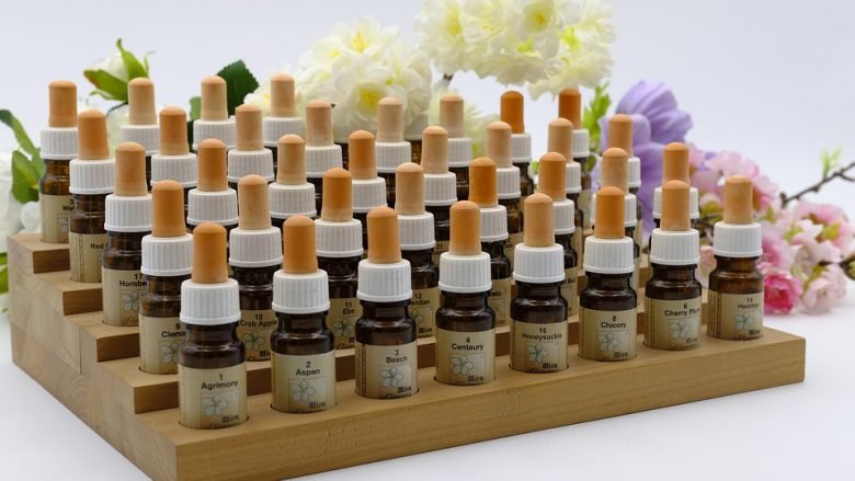 El metge especialista en Homeopatia, Medicina Ortomolecular, Medicina Natural i Teràpies de Medicina Biològica i Naturista, Jordi Forés, destaca que a Andorra «també hi ha pobresa».   Forés porta prop d’un any i mig vivint i exercint la seva professió de metge al Principat. I durant aquest període matisa que ha tingut pacients «que hem hagut de fer de més i de menys per poder tractar-los, la majoria s’ho poden permetre, però hi ha qui després de la primera visita han necessitat d’algun ajut per poder-se pagar els tractament». Forés també destaca que «hi ha molts més d’aquests casos a Barcelona i Manresa que a Andorra, perquè aquí gairebé tots els tractaments són gratuïts, la consulta no tant, però llavors quan ells no arriben hi arribo jo», així doncs, «hi ha pocs casos al país, però n’hi ha», conclou l’especialista.    Llibre i projecte solidari / Forés va fer aquestes declaracions ahir durant la presentació, que va tenir lloc a Andbank, del llibre ¡Tu ahorras! Ganamos todos i el projecte a favor de la infància i la família #invulnerables. Pel que fa al llibre, es tracta d’una obra solidària que pretén recaptar diners per donar-los a diverses ONGs que lluiten contra la pobresa infantil.    El llibre ja fa més d’un any que està en funcionament, però fins ara no s’havia presentat a Andorra. I Forés destaca que amb aquest s’han pogut recaptar més de 500.000 euros. Però l’ajuda no es vol quedar aquí. 