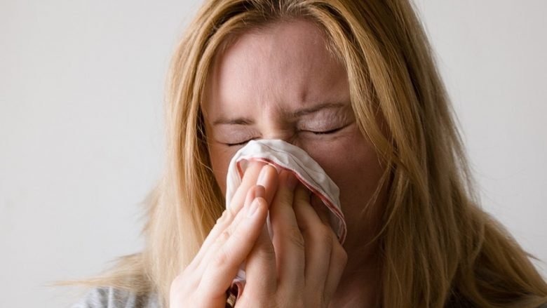 Aunque se habla de alergias de primavera en términos generales, este término suele referirse esencialmente a la alergia al polen o polinosis, que cada vez afecta a una mayor proporción de la población de los países desarrollados y en especial a niños. Además, este tipo de alergias se asocia muchas veces a la alergia a los ácaros.Para estas personas la llegada de la primavera y, por tanto, del momento en que muchas plantas y árboles desarrollan la polinización supone siempre un riesgo significativo de sufrir toda una serie de síntomas que pueden abarcar desde estornudos a conjuntivitis, rinitis, dificultades respiratorias, eccemas y crisis asmáticas. Por eso es el momento de adoptar rutinas preventivas que pueden evitar inhalar el polen, presente en el aire que se respira:En la medida de lo posible, debe evitarse salir a la calle en las horas en las que la concentración de polen es mayor: al amanecer y al atardecer. En cualquier caso, es preferible evitar los parques y jardines.Consultar diariamente cuál es la concentración de polen en la ciudad en que se vive (se puede hacer en la página de la Sociedad Española de Alergología e Inmunología Clínica: www.polenes.com).Hay que tener siempre a mano los medicamentos recomendados por el alergólogo para hacer frente a los síntomas característicos de la alergia. Se deben utilizar siguiendo siempre sus indicaciones.Si se sale, utilizar gafas de sol para proteger los ojos del polen.Mantener las ventanas de casa cerradas para evitar la entrada del polen, especialmente si hace viento y sol. Bastan diez minutos para ventilar la casa, pero hay que hacerlo en el momento en que la concentración de polen es menor: a mediodía.Hay que extremar la limpieza y evitar la concentración de polvo en la casa.Si se dispone de aire acondicionado, deberá utilizarse un filtro especial para el polen.Si se utiliza el coche, hay que hacerlo siempre con las ventanillas subidas y poner un filtro de polen en el aire acondicionado.La ropa se debe tender en el interior de la casa para evitar que el polen se acumule sobre ella.Si se practica ejercicio físico regularmente, conviene hacerlo en casa o, de lo contrario, lejos de parques y jardines.En los días de mayor concentración de polen es conveniente darse una ducha al llegar a casa y cambiarse de ropa para eliminar todo el polen que se haya podido acumular sobre el pelo, la piel y la vestimenta.TEXTO PROPIEDAD de :https://www.sanitas.es/sanitas/seguros/es/particulares/biblioteca-de-salud/prevencion-salud/alergias-primavera-evitar.html