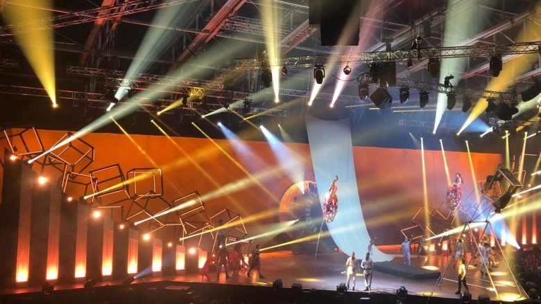 REBEL - L'ODE NOCTURNE A                                       L’ESPRIT REBELLE DU ROCK  REBEL, le nouvel événement du Cirque du Soleil en Andorre célèbre l’héritage musical des grandes stars masculines de la chanson dont les mélodies se sont accrochées à jamais à notre mémoire collective. Une ode à l’esprit rebelle du rock, le spectacle nous rappelle combien l’amour tendre ou cru, charnel ou fusionnel, chuchoté à l’oreille ou crié sur tous les toits – a fait chanter les hommes de toutes les époques.  Vibrez avec les nouvelles acrobaties et laissez-vous emporter par le rythme vertigineux des chansons qui ont marqué nos histoires d’amour. Vous allez redécouvrir le pouvoir de l'amour.