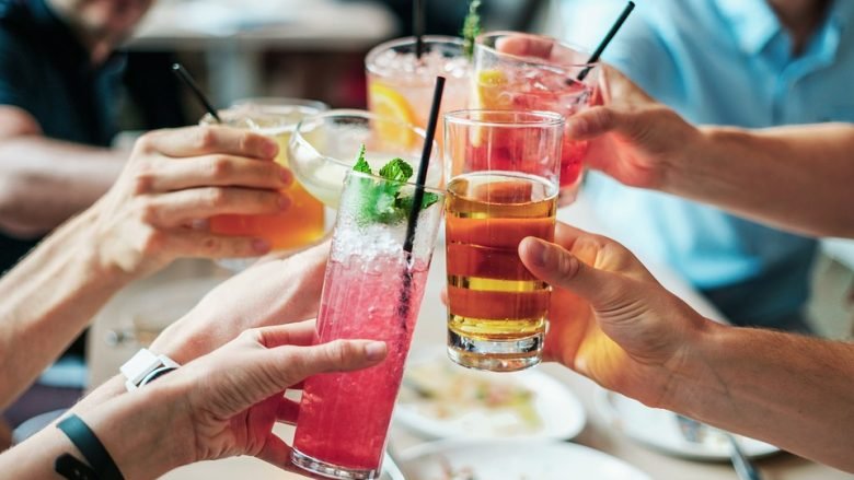 El alcohol y el tabaco contribuyen al envejecimiento prematuro de la piel.