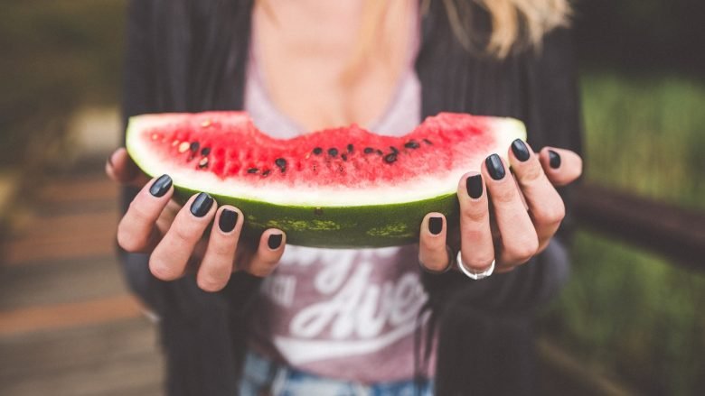 En conclusión, la dieta keto o cetogénica es una alternativa que bien controlada y planificada puede ser de mucha ayuda para quemar grasas y obtener mejoras metabólicas, por eso muchos la emplean en etapa de definición muscular. Sin embargo, también podemos acudir a dietas bajas en hidratos no cetogénicas que promueven el adelgazamiento sin que nuestro cuerpo ingrese en cetosis y sin necesidad de mayores restricciones en la dieta habitual.