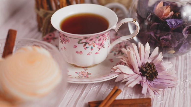 ¿El té contiene cafeína? La teína es el nombre que se le atribuye a la cafeína del té, pero es exactamente la misma molécula y su efecto fisiológico es idéntico al que aparece en el café
