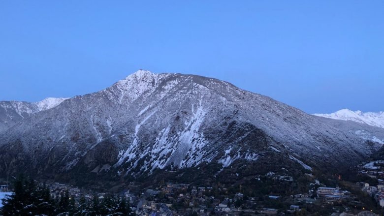 Demà ja podeu venir a esquiar a la zona de la Coma a Ordino Arcalís i després o abans passar-vos per Gran Farmàcia Andorra a comprar els productes de para farmàcia més imprescindibles per la vostra pell doncs obrim a 1a. hora del matí