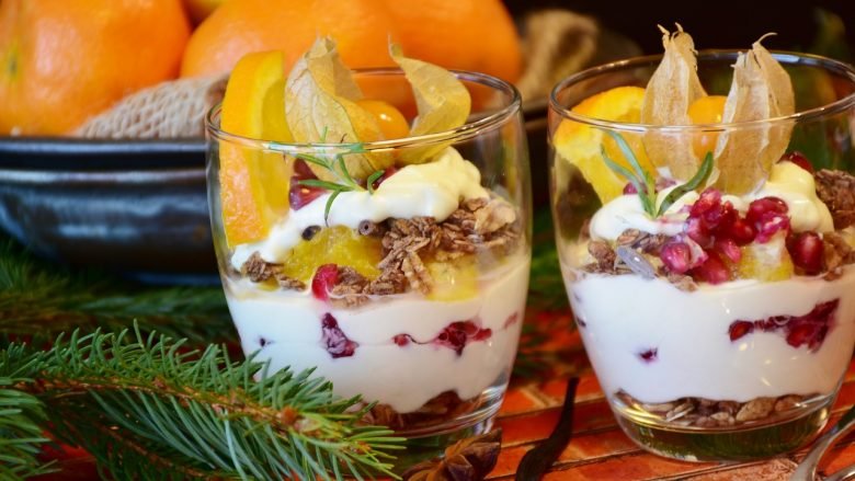 1. Suprimir el alcohol: El alcohol tiene muchas calorías vacías, que no aportan nada a nivel nutricional. Tras haber abusado un poco de él durante estos días, lo mejor es suprimirlo de nuestra dieta durante un tiempo. 2. Incrementar el consumo de líquidos: Es recomendable beber aproximadamente dos litros en forma de agua, caldos, infusiones o té verde al día para ayudar a depurar el organismo y eliminar las toxinas del cuerpo. 3. Prescindir de azúcar y de bebidas azucaradas: Algunos refrescos, como las colas o los zumos envasados, contienen una gran cantidad de azúcares artificiales añadidos que suman calorías sin aportar ningún contenido nutricional. 4. Incrementar el consumo de verduras y frutas: Son alimentos saciantes, ricos en fibra y de bajo aporte calórico. Se recomiendan sobre todo los frutos rojos, las manzanas, las peras, las cerezas, el plátano y también los espárragos, las alcachofas, las espinacas, los berros, las cebollas y los calabacines; es decir, los vegetales de época. 5. Bajar al mínimo o suprimir el consumo de carnes grasas: En especial rojas, embutidos y quesos durante unos días. Son altas en grasas saturadas y colesterol. Tras haber comido en exceso durante la Navidad, ahora toca optar por otro tipo de alimentos como, por ejemplo, el pescado. 6. No olvidar las legumbres y cereales completos: Estos aportan proteínas, fibra e hidratos de calidad. Destacan por su alto contenido en proteínas, hidratos de carbono y fibra, por lo que deberían ser un alimento imprescindible en cualquier dieta. Además, tienen un bajo nivel en grasa y son muy ricas en vitaminas y minerales. 7. Prescindir de salsas preparadas: Este tipo de alimentos llevan productos químicos, conservantes, saborizantes, azúcar y sal, nada beneficiosos para nuestro organismo y que aumentan nuestro apetito. 8. Utilizar la cronoalimentación: Comer varias veces y menos cantidad al día. Potenciar los alimentos que sean más convenientes en cada ocasión y adaptarlos a las necesidades de nuestro organismo nos evitará devorar en la comida siguiente y picar entre horas. 9. Preferir los alimentos orgánicos, bio y eco: Son aquellos productos que no han sido tratados con ningún tipo de pesticida o producto químico que no sea natural; que han sido cultivados respetando los ciclos propios de la naturaleza y, por supuesto, no son transgénicos –no han sido modificados genéticamente–­. Aportan más vitaminas que el resto de alimentos y, por lo tanto, son beneficiosos para el organismo. 10. Incluir un plan detox en nuestra alimentación: Según objetivos, una, dos o tres veces al mes podemos realizar un plan detox. En este sentido, Planet Diet propone cinco programas nutricionales diferentes basados en la cocina macrobiótica y enfocados a depurar el cuerpo.
