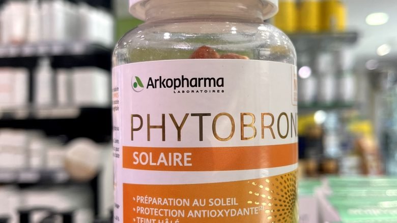 Cependant, il est essentiel de bien se protéger des UV. Pour cela, vous pouvez recourir à Arkopharma Phytobronz solaire. Il s’agit d’un complément alimentaire constitué de bêta-carotène, de la vitamine A, de la vitamine E, du cuivre et du sélénium. Proposé sous forme de gummies dans une boîte de 60 unités, ce produit est sûr pour la santé.