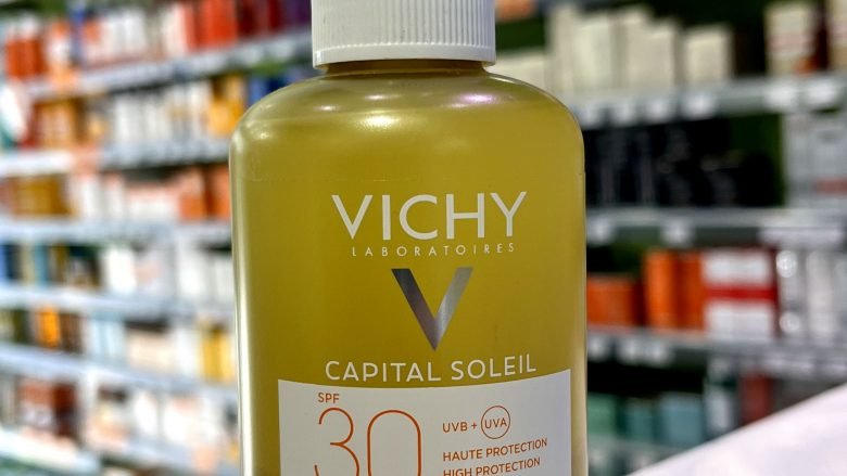 Descubre la amplia sección de protectores solares faciales, corporales, infantiles, etc. Protege tu piel de los rayos de sol y usa protección solar. Compra en Gran Farmacia Online Andorra. Vichy Capital Soleil Uv-Age-Daily SPF 50 40 Ml. Fluido solar antienvejecimiento de base acuosa con acción antiarrugas y antimanchas: una solución antiedad con foto protección avanzada.