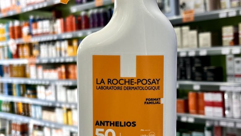 La Roche Posay Anthelios XL Fluido Ultra Ligero Sin Perfume SPF 50+ 50 ml, ofrece una protección óptima, reforzada contra la radiación UVA / UVB gracias a un nuevo sistema filtrante Mexoplex combinado con agua termal de La Roche-Posay, calmante y antioxidante.