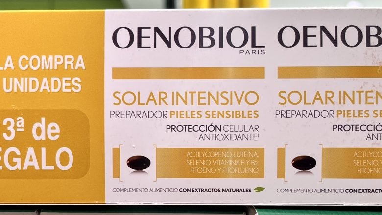 Oenobiol Paris Solar Intensivo Pieles Sensibles. Desarrollado específicamente para las pieles claras, su fórmula está compuesta por Actilicopeno*, luteína, fitoeno y fitoflueno. También contiene selenio, vitamina E y vitamina B2, que contribuyen a proteger las células contra el estrés oxidativo. Y para prolongar tu bronceado, continúa tomando Oenobiol Solaire Intensivo Preparador pieles sensibles después de las vacaciones.