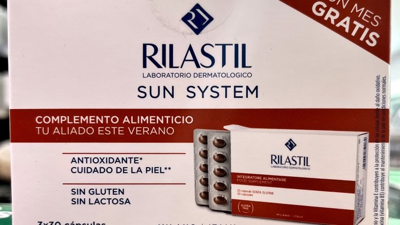 RILASTIL SUN SYSTEM de DERMOFARM CUMLAUDE (RILASTIL). Rilastil Sun System triplo 3X30 cápsulas es un complemento alimenticio con vitaminas B, E y D, Tirosina, Selenio y Luteína, con Aceite de Borraja y Extracto de Semillas de Uva. Tiene acción antioxidante y protege a la piel de los daños ocasionados por la radiación solar y promueve la producción de Melanina.