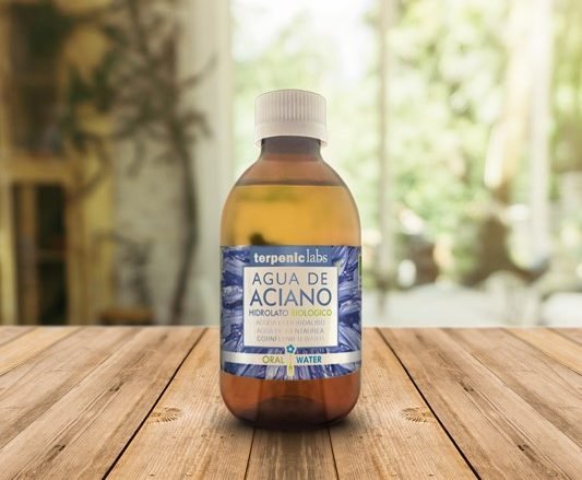 Hidrolato de Aciano (Centaurea cyanus). Es el hidrolato por excelencia para las afecciones oftalmológicas por sus propiedades: calmante, descongestionante, astringente, antibacteriano y antiinflamatorio oftalmológico