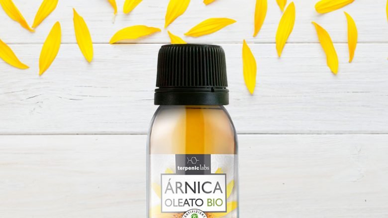Oleato Árnica Bio Publicado por TERPENIC LABSelNOVIEMBRE 15, 2018 Los oleatos o maceraciones son técnicas ancestrales que se utilizaban para obtener aceites con actividad terapéutica y estética. Se obtienen al incorporar a una base de aceite de calidad las flores, hojas u otras partes de las plantas de interés. Se dejan alrededor de un mes a sol y sombra realizando varias veces la filtración y nueva incorporación de planta fresca, hasta obtener la concentración deseada. Filtrar y guardar en un envase bien cerrado y protegido de la luz y fuentes de calor y utilizar directamente sobre las zonas a tratar o diluido con otros aceites vegetales. En el caso del Oleato de Árnica utilizamos las inflorescencias de la Arnica montana en base de aceite virgen de Girasol, Helianthus annuus. Árnica proviene del griego Arnakis que significa piel de cordero, y Montana que significa crecer en las montañas. Es una oleato muy apreciado en los tratamientos de contusiones,  edemas, hematomas,  dolor articular y muscular. También en abrasiones dérmicas, como la dermatitis del pañal y eritema solar, ya que tiene la capacidad de calmar, desinflamar y cicatrizar. Protege, nutre e hidrata en profundidad, aportando elasticidad al tejido a la vez que calma y repara.