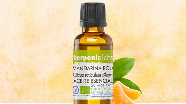 TERPENIC LABS Mandarina Roja Bio. El aceite esencia de Mandarina Roja BIO (Citrus reticulata) llamada así por su origen en la lejana China, también se le llama Tangerina por la doble escala que los marineros hacían en Tánger. Es uno de los aceites esenciales preferidos en pediatría que además se utiliza para dar sabor en pastelería, golosinas, bebidas y chicles. También es valorado en perfumería. Es apto para las tres vías de administración: oral, tópica e inhalatoria. Destilación: Corteza del fruto Origen: España, Italia, Brasil Quimiotipo: D-limoneno Propiedades: Sedante, Antiespasmódico, Antiséptico, Tónico digestivo, Laxante y Carminativo. Indicaciones: Insomnio, Estrés, Depresión, Indigestión, Cólicos, Dispepsia y Aerofagia. Precauciones: Fotosensibilizante. Evitar la exposición solar durante mínimo 4 horas tras su aplicación tópica. No emplear durante los 3 primero meses de embarazo. No ingerir en embarazo o lactancia. TIP: Para facilitar el descanso, difundir la esencia en la habitación media hora antes de ir a dormir (aproximadamente). Disfrutaremos de un sueño más placentero y reparador.