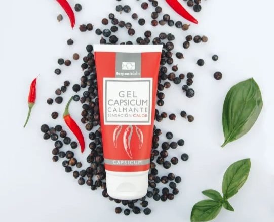 Gel-crema Capsicum® efecto calor, formulado con los siguientes ingredientes: Aceite Esencial de Enebro Bayas BIO: antiinflamatorio, analgésico local. Aceite Esencial de Clavo Hojas BIO: anestésico local. Aceite Esencial de Menta Piperita BIO: analgesia suave y frescor. Extracto de Capsicum: fuente de capsaicina. Efecto calor intenso y analgésico local.