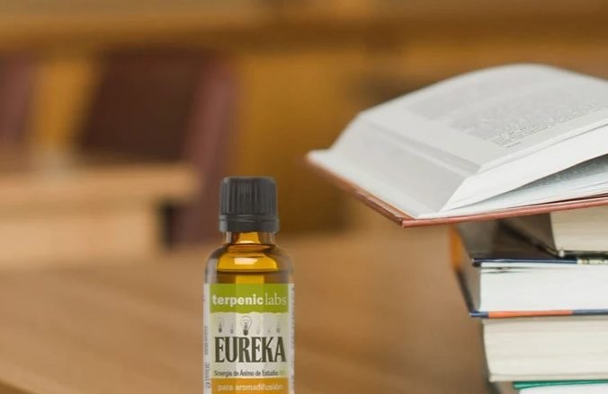 TERPENIC LABS Sinergia aromática 100 % natural para difusión ambiental. Aceites esenciales 100 % puros, naturales, íntegros y quimiotipados. Verbena exótica BIO, Lavandino BIO, Menta de campo BIO, Citronela BIO, Pino marítimo BIO y Romero cineol BIO. Nota aromática: Cítrica-balsámica.