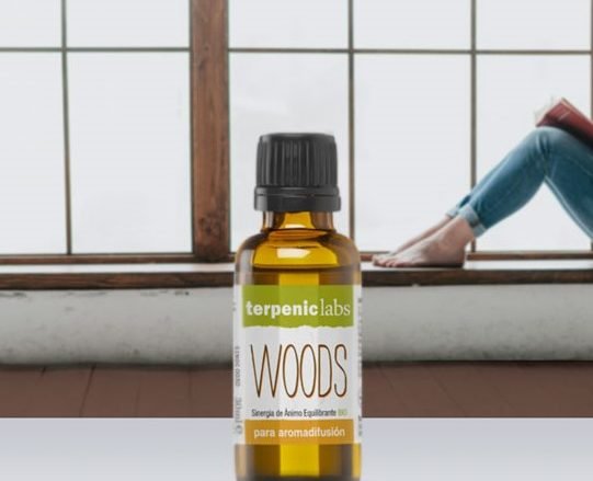 Woods: Sinergia aromática 100 % natural para difusión ambiental. Es una sinergia que desprende calidez. Es la combinación perfecta para difundir en casa en momentos de descanso, lectura o simplemente como acompañamiento a una buena taza de té