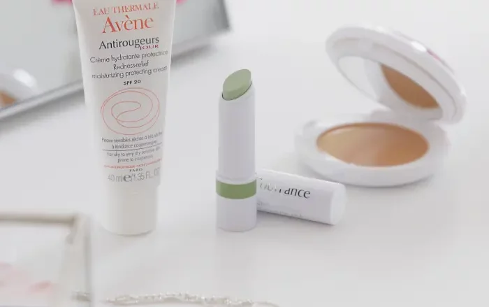 AVENE Couvrance Stick corrector Verde. Maquillaje - Unifica el tono de piel. Neutraliza de forma eficaz las imperfecciones cutáneas localizadas y camufla las rojeces.