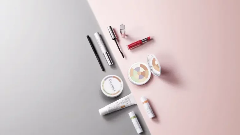 AVENE Couvrance. Juega con los colores de forma ligera. Corrige, unifica, realza y, sobre todo, ¡diviértete! Esta es la filosofía del maquillaje de alta tolerancia de Couvrance, especializado en la corrección del color para todo tipo de pieles, incluso las más sensibles.