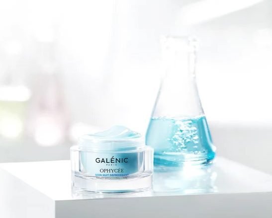GALÉNIC CREMA REPARADORA DE NOCHE. Una crema hidratante antiarrugas que actúa intensamente durante toda la noche, revelando una piel más suave y sin arrugas cada mañana.