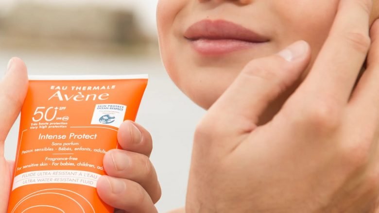 AVENE Intense Protect 50+. Una fórmula ultra segura para la máxima protección. Una fórmula altamente resistente al agua para disfrutar del verano con total seguridad Para la piel del bebé, que es muy fina, ultrasensible y vulnerable a los rayos UV y la luz azul: estamos ahí desde sus primeros días gracias a Intense Protect 50+. Nuestro nuevo solar ultraeficaz garantiza una protección solar prolongada, para mantener la seguridad de tu bebé y de su piel. 