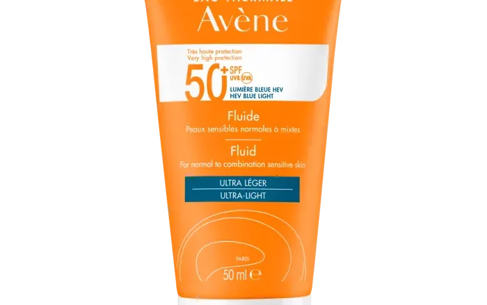 AVENE Fluido SPF50+ Protege. Muy alta protección solar SPF50+ para la piel normal y mixta sensible del rostro. Un nuevo filtro solar patentado para una protección óptima y más respetuosa con el medioambiente.