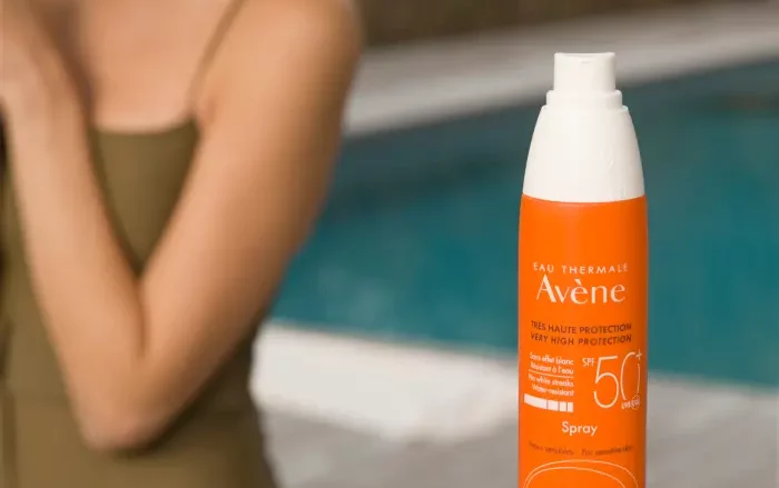 Spray SPF 50+ PERMANENTE. Muy alta protección solar para pieles sensibles. Sistema de filtros patentado. Foto protector, hidratante, sin acabado blanquecino. Spray 200 ml