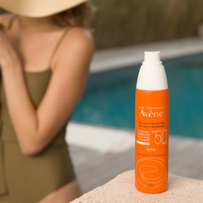 Spray SPF 50+ PERMANENTE. Muy alta protección solar para pieles sensibles. Sistema de filtros patentado. Foto protector, hidratante, sin acabado blanquecino. Spray 200 ml