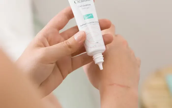 AVENE Cicalfate+ Gel de cicatrices. Reduce cicatrices - Reduce las cicatrices - Calma. Este cuidado mejora el aspecto de las cicatrices gracias a su capa protectora de gel que ayuda a masajear las cicatrices. Apta para el rostro y el cuerpo. Efecto calmante inmediato. Calmante, protector, hidratante.
