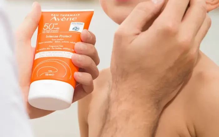 AVENE Intense Protect 50+ PERMANENTE Protege - Hidrata. El cuidado solar de ultra-amplio espectro que cumple con los requisitos más exigentes, incluso para las pieles más vulnerables y en condiciones de luz solar más intensas, a la vez que minimiza nuestro impacto en el medioambiente.