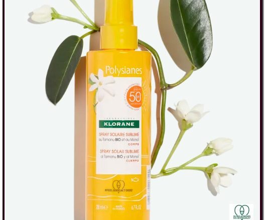 KLORANE POLYSIANES Spray solar sublime SPF 50. Hidrata - Protege. El spray solar al tamanu BIO y al monoï proporciona una protección muy alta e hidrata la piel. Emoliente: más de ¼ de la fórmula se dedica a la nutrición de la piel. Hidrata, refresca, protege.
