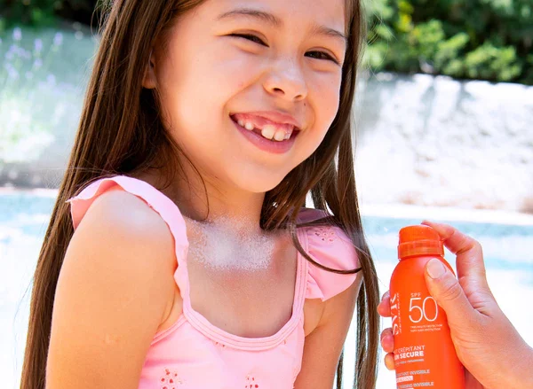 SVR SUN SECURE Lait crépitant : la réinvention du lait solaire dans une version ultra ludique pour les petits et les grands ! Pour qui ? Pourquoi ?