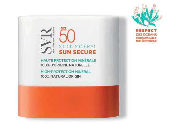 SUN SECURE Stick Minéral SPF50. Haute protection solaire minérale 100 % d’origine naturelle. ❤️ La haute protection dans une formule à 100 % d’ingrédients d’origine naturelle dans un mini format de poche ultra nomade. Pour toutes les peaux sensibles ou allergiques aux filtres organiques. Bébé, Enfant, Adulte. Pour toutes les zones sensibles exposées (nez, pommettes, oreilles, lèvres, mains…). Pour qui ? Pourquoi ? La haute protection dans une formule à 100 % d’ingrédients d’origine naturelle dans un mini format de poche ultra nomade. UVB + UVA + VISIBLE + INFRAROUGES Des tips pour l’utiliser : pour les flâneurs en terrasse, pour les mamans et les papas au parc, pour les peaux claires en retouche, pour les sportifs.  Dans la poche des hommes, le sac à main des femmes, le cartable des enfants. Dans toutes les situations du quotidien (en terrasse, en balade), ou dans toutes vos aventures (sports nautiques, vélo, plage...). Stick composé à 100 % de filtres minéraux, sans nanoparticules. Son application tout en douceur et son parfum délicat et discret favorisent une application régulière. La peau est protégée, douce et confortable. Résiste à l’eau, à la transpiration et aux frottements.