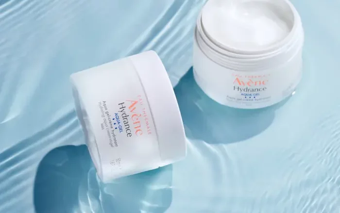AVÈNE Hydrance Aqua-gel crema hidratante. Refresca - Hidrata. Un cuidado completo multi-beneficios para hidratar, calmar, detoxificar e iluminar la piel. Su textura ultra-fresca aqua-gel envuelve la piel y deja una sensación de velo de agua.