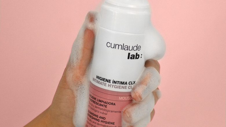 CUMLAUDE LAB Higiene Íntima CLX Mousse. Higiene Íntima. Inflamaciones y Molestias. Mousse limpiador de acción higienizante y protectora. HIPOALERGÉNICO, CLÍNICAMENTE TESTADO, GINECOLÓGICAMENTE TESTADO.