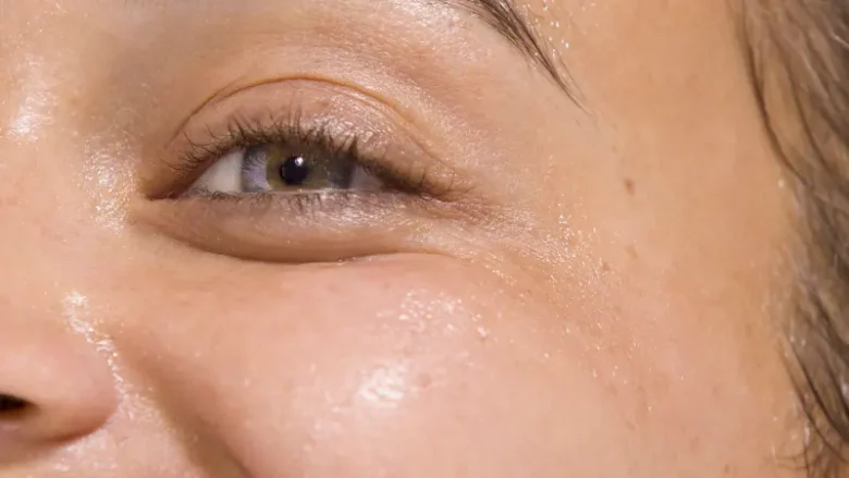 AVÈNE A-OXitive Revela y protege la luminosidad de la piel, día tras día. El estrés oxidativo, la contaminación, los rayos UV y la luz azul de las pantallas aceleran la aparición de los signos del envejecimiento.