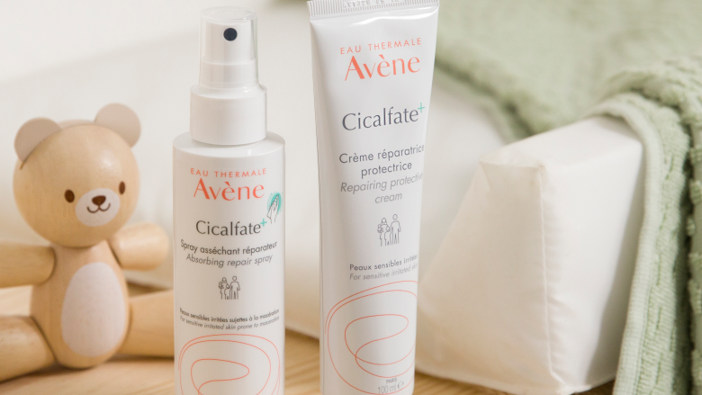 AVÈNE CUIDADO E IRRITACIÓN DEL CULITO DEL BEBÉ. Cicalfate+ Crema reparadora protectora y Spray reparador secante. Calma inmediatamente las pequeñas irritaciones del bebé  Repara la epidermis después de 48 horas. Para la piel del bebé propensa a las irritaciones y rojeces, estamos presentes desde sus primeros días con la gama Cicalfate+. Favorece la reparación de las capas superficiales de la epidermis y evita la proliferación bacteriana para una piel suave y sana. 