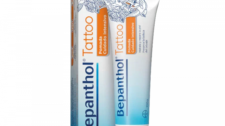 Bepanthol® Tattoo es una emulsión que forma una capa protectora sobre la superficie de la piel, protegiéndola frente al contacto de sustancias irritantes a la vez que actúa de barrera evitando la pérdida de agua y proporcionando hidratación en zonas localizadas