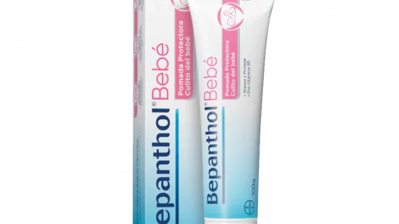 Bepanthol® Bebé es una pomada para la piel del bebé fácil de aplicar, que ejerce una barrera transpirable y transparente, reparando la piel y protegiendo de las irritaciones y rojeces del culito de tu bebé