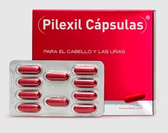 Pilexil Cápsulas incluye dos complementos alimenticios con vitaminas y minerales que nutren el cabello tanto en hombres como en mujeres.