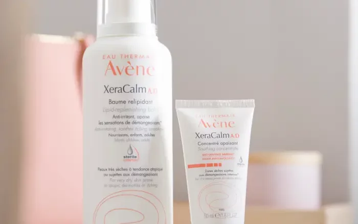 AVENE Xeracalm A.D. Bálsamo relipidizante. Nutre - Calma - Hidrata. Bálsamo restaurador para pieles muy secas con tendencia a la dermatitis atópica y al picor. Antipicazón - 0 % conservantes - No comedogénica. Antipicores, nutritivo, Cosmética estéril®. Piel muy seca - Sensaciones de picazón - piel propensa a picazón