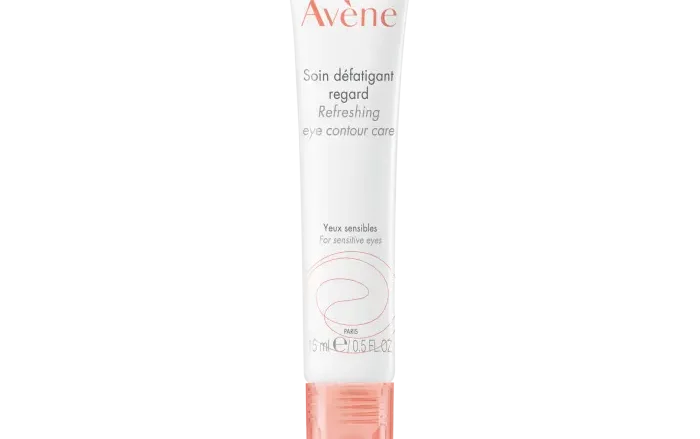 AVÈNE Contorno de ojos refrescante. Hidrata - Calma - Descongestiona. Diseñado para combatir los signos de fatiga cutánea que afectan al contorno de los ojos: hinchazón, ojeras, arrugas de deshidratación, sensación de molestia. Sin perfume. Una sensación inmediata de comodidad y frescura. Descongestionante, hidratante, calmante. Tubo con aplicador 15 ml. Necesidades: Antihinchazón.