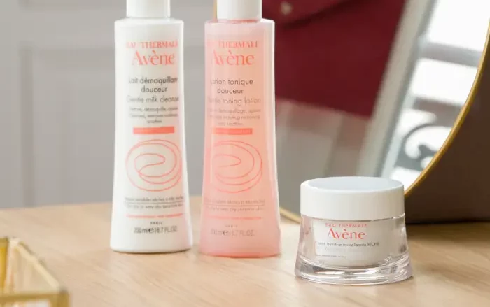 AVÈNE Leche limpiadora. Hidrata - Desmaquilla - Calma. Desmaquilla y elimina las impurezas sin resecar la piel. Limpiadora, desmaquillante, calmante. Dryness severity. Ligera - Media - Fuerte. Piel seca - Piel muy seca - Piel sensible - Pieles sensibles