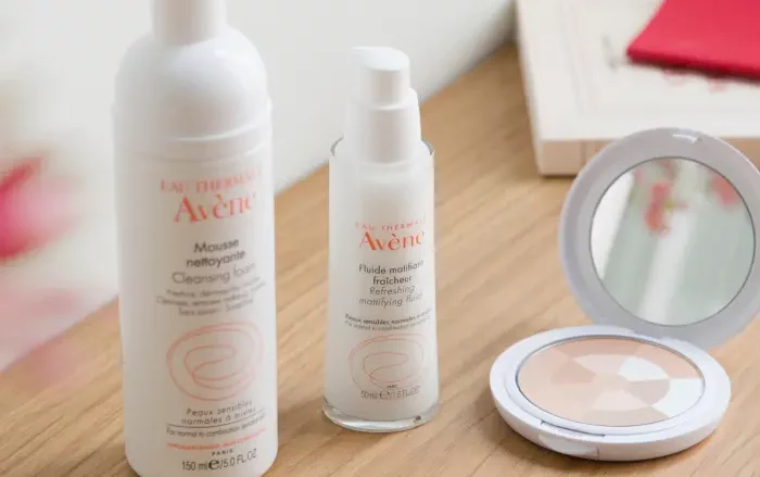 AVÈNE Espuma limpiadora matificante. Limpia - Desmaquilla - Matifica. Limpia y desmaquilla suavemente el rostro, los ojos y los labios eliminando las impurezas y el exceso de sebo. Fórmula biodegradable. 