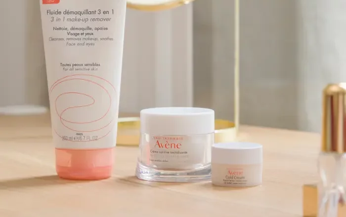 Fluido desmaquillante 3 en 1 Permanente Purifica - Limpia - Desmaquilla Este fluido de textura fresca, ligera y suave, limpia, desmaquilla y calma el rostro, los ojos y los labios en un simple gesto. Sin aclarado. Una fórmula suave, eficaz y sensorial Limpiadora, desmaquillante, calmante. Tubo 200ml Puntos de venta Comprar en línea Puede utilizarse para Adultos Dryness severity Ligera - Media - Fuerte Tipo de piel: Piel sensible - Pieles sensibles / hipersensibles Necesidades Limpieza - Desmaquillado - Limpiador Este fluido limpiador 3 en 1 limpia y desmaquilla el rostro, los ojos y los labios en un solo paso, rápido y sin aclarado. Sus agentes limpiadores disuelven las impurezas y las propiedades calmantes del Agua termal de Avène proporcionan suavidad en un solo paso. Un fluido calmante y ligero, que disuelve el maquillaje para luego poder retirarlo con un algodón. El Desmaquillante 3 en 1 es adecuado para todo tipo de pieles sensibles que buscan frescura y comodidad, gracias a su textura fresca, ligera y agradable. Combina el frescor del agua y la comodidad de una loción. Su fórmula suave, eficaz y sensorial con pocos ingredientes debe aplicarse suavemente con los dedos. Con un perfume delicado y sutil, no contiene alcohol.